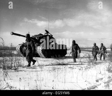 Guerra di Corea (1950-1953) truppe della American Ist Divisione Marine in breakout dal cinese accerchiamento nell'Chosin area serbatoio nel dicembre 1950. Foto Stock