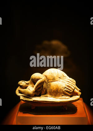 La statuetta di pietra "Madonna dormiente' dal il Hal Saflieni Hypogeum presso il Museo Nazionale di Archeologia - Valletta, Malta Foto Stock