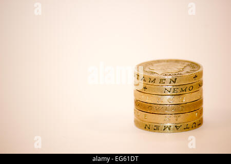 Una pila di una libbra di monete isolato su sfondo bianco con copyspace Foto Stock