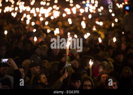 Copenhagen, Danimarca. Xvi Feb, 2015. Visualizzazione persone candele durante un memoriale di servizio detenuti per quelli uccisi sabato da attentati mortali di Copenhagen, Danimarca. Febbraio 16, 2015 Credit: Christian Bruna/ZUMA filo/ZUMAPRESS.com/Alamy Live News Foto Stock