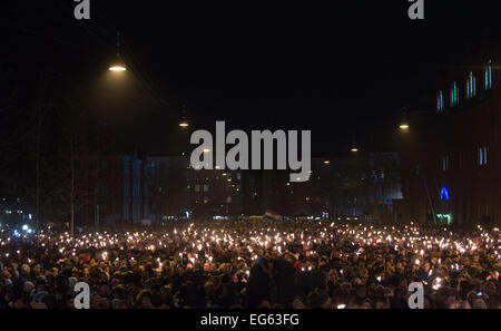 Copenhagen, Danimarca. Xvi Feb, 2015. Visualizzazione persone candele durante un memoriale di servizio detenuti per quelli uccisi sabato da attentati mortali di Copenhagen, Danimarca. Febbraio 16, 2015 Credit: Christian Bruna/ZUMA filo/ZUMAPRESS.com/Alamy Live News Foto Stock