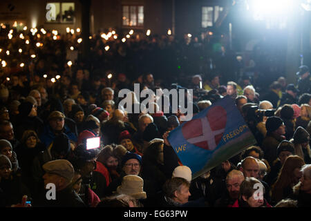 Copenhagen, Danimarca. Xvi Feb, 2015. Persone di visualizzare un banner durante un memoriale di servizio detenuti per quelli uccisi sabato da attentati mortali di Copenhagen, Danimarca. Febbraio 16, 2015 Credit: Christian Bruna/ZUMA filo/ZUMAPRESS.com/Alamy Live News Foto Stock