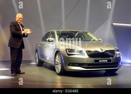 Praga, Repubblica Ceca. 17 Febbraio, 2015. Skoda auto CEO Winfried Vahland presenta la terza generazione di azienda ammiraglia Skoda Superb durante la cerimonia di inaugurazione al Forum Karlin a Praga Repubblica Ceca, Martedì, Febbraio 17th, 2015. (CTK foto/Romano/Vondrous Alamy Live News) Foto Stock