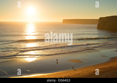 Vista aerea della spiaggia con i surfisti al tramonto in Portogallo. Foto Stock