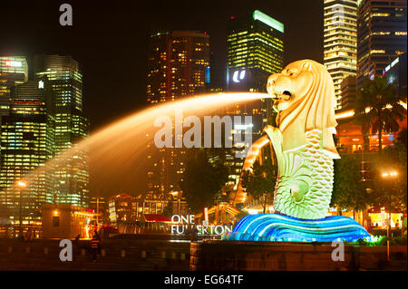 Primo piano del Merlion Light show di Marina Bay a Singapore. Foto Stock