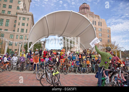 I ciclisti vestiti in costumi di halloween pronti a guidare le loro biciclette in annuale di Asheville, NC zucca pedaler eve Foto Stock