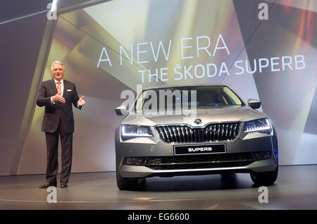 Praga, Repubblica Ceca. 17 Febbraio, 2015. Skoda auto CEO Winfried Vahland presenta la terza generazione di azienda ammiraglia Skoda Superb durante la cerimonia di inaugurazione al Forum Karlin a Praga Repubblica Ceca, Martedì, Febbraio 17th, 2015. Credito: Petr Mlch/CTK foto/Alamy Live News Foto Stock