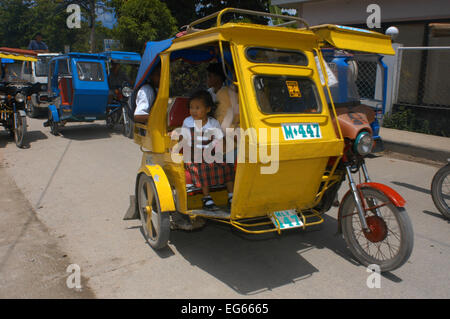 Moto-taxi. Tricicli. Carretera Central Boracay. Filippine. Il Boracay è una piccola isola nelle Filippine si trova approximatel Foto Stock