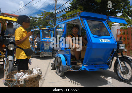 Tut tuc. Moto-taxi. Tricicli. Carretera Central Boracay. Filippine. Il Boracay è una piccola isola nelle Filippine si trova app Foto Stock