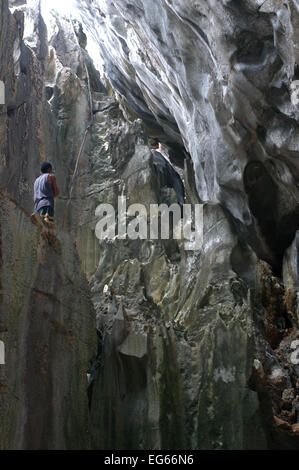 Cudugman grotta. Arcipelago Bacuit. Palawan. El Nido. Filippine. El Nido (ufficialmente il comune di El Nido) è un primo cl Foto Stock