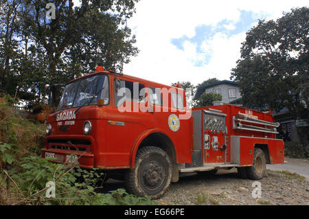 Vecchio camion dei pompieri in Sagada. Filippine isola di Luzon Cordillera Mountains Mountain Provincia Banga un case di villaggio Foto Stock