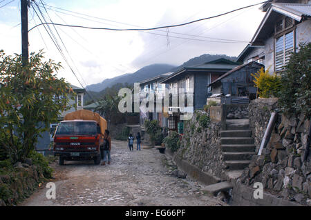 Strada di Sagada. Filippine isola di Luzon Cordillera Mountains Mountain Provincia Banga un case di villaggio Foto Stock