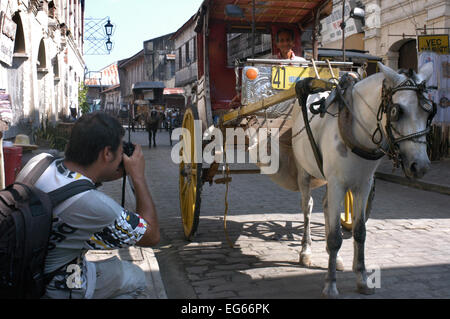 Kalesa ride, carrozza. Crisologo Street. Ilocos. Vigan. Filippine. Un kalesa (anche caritela/karitela) è un cavallo disegnato ca Foto Stock