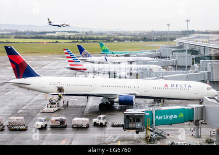 Delta, American e United piani su stand presso l'aeroporto di Dublino Foto Stock