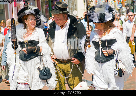 Un convincente Bill Sykes da Oliver Twist con un paio di Nancies Foto Stock