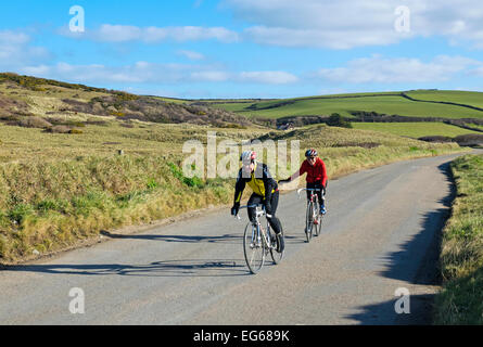 Due ciclisti su un vicolo del paese vicino Godrevy in Cornwall, Regno Unito Foto Stock