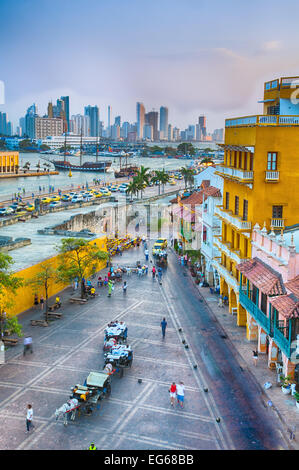 Cartagena, Colombia - Febbraio 21st, 2014 - Horsedrawn carrelli e haukers attendere per turisti e frequentatori del ristorante nella Plaza Foto Stock