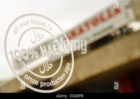 Segno pubblicità che tutto il cibo è 100% Halal presso un olandese cafe. Foto Stock