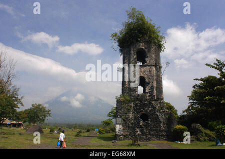 Rovine Cagsawa Chiesa. Bicol. A sud-est di Luzon. Filippine. Le rovine di Cagsawa (anche ortografato come Kagsawa o Cagsaua) sono il remnan Foto Stock