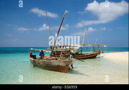 Barche in legno posto barca a sandbank off Zanzibari coast Foto Stock