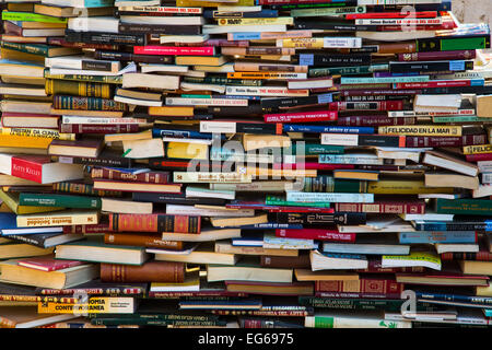 Cartagena, Colombia - 23 Febbraio 2014 - Pile di libri sono parte di un'arte instalation in Catagena la coloratissima Getsemani neighb Foto Stock