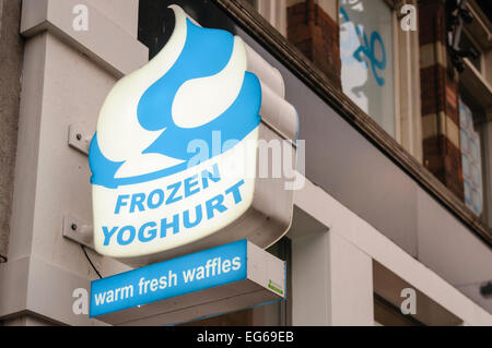 Cartello in un negozio di vendita di yogurt surgelato a caldo, waffles freschi. Foto Stock