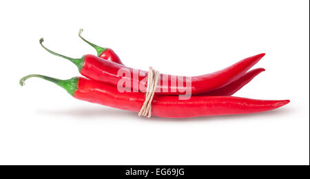 3 peperoncino rosso legato con una corda isolato su sfondo bianco Foto Stock