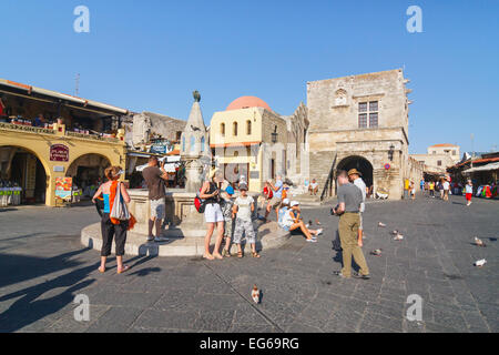 RHODES, Grecia - 23 giugno: turisti non identificato a piedi nel centro storico di Rodi il 23 giugno 2008. Foto Stock