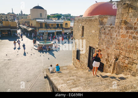 RHODES, Grecia - 23 giugno: turisti non identificato a piedi nel centro storico di Rodi il 23 giugno 2008. Foto Stock