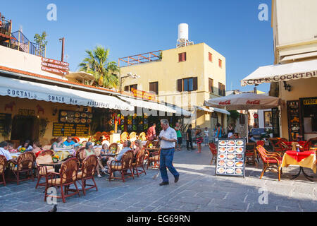 RHODES, Grecia - 23 giugno: turisti non identificato a piedi nel centro storico di Rodi il 23 giugno 2008. Foto Stock