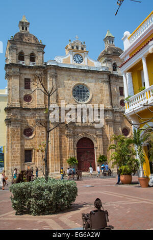 Cartagena, Colombia - 22 Febbraio 2014 - passeggiata turistica come fornitori hawk loro indossa davanti la Iglesia de San Pedro Claver Foto Stock