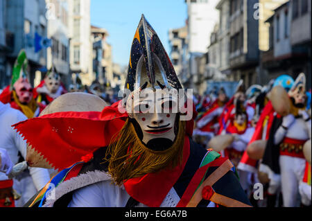 A Xinzo de Limia, Galizia (Spagna). Xvii Febbraio 2015."Pantallas' (una figura mascherata) nel Carnevale Martedì parade. Essi sono il simbolo per eccellenza di questo carnevale. Rodolfo Contreras/Alamy Live News. Foto Stock