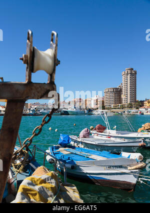 Fuengirola, Costa del Sol, provincia di Malaga, Andalusia, Spagna meridionale. Barche nel porto di pescatori. Foto Stock