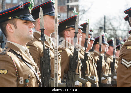Crewe, Cheshire, Regno Unito. Xvii Feb, 2015. Soldati del reggimento Mercian sono onorati con la libertà di borough di Crewe il 17 febbraio 2015 Credit: Simon Newbury/Alamy Live News Foto Stock