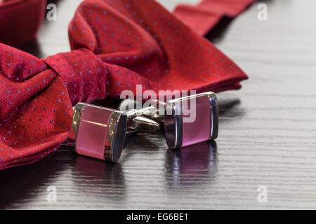 Bracciale in argento links e red bow tie Foto Stock