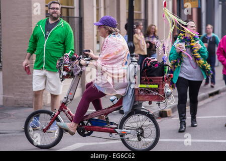 New Orleans, Louisiana, Stati Uniti d'America. 15 Feb, 2015. La gente del posto e i turisti godono di Mardi Gras sfilate e feste. © Sandra Dahdah/ZUMA filo/ZUMAPRESS.com/Alamy Live News Foto Stock