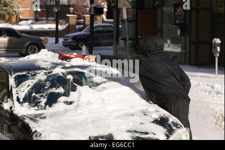 Un uomo non identificato spazzole neve fuori una vettura che era stato sepolto sotto pesanti nevicate durante la notte di martedì, febbraio 17, 2015 in Lexington, KY, Stati Uniti d'America. Meno di 24 ore prima, il governatore ha dichiarato un statewide emergenza dopo tra 8 e 15,5 cm di neve ricopriva l' intero stato della più grande nevicata accumulo alcune aree del Kentucky aveva visto in 15 o più anni. (Apex MediaWire Foto di Billy Suratt) Foto Stock