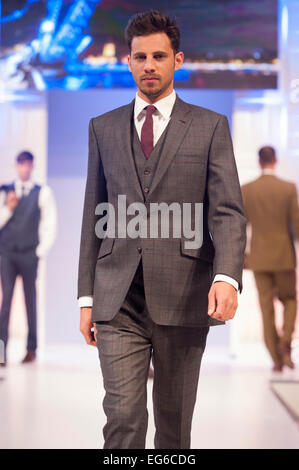 I modelli sulla passerella indossando disegni da Bladen durante la Sartoria & Tempo libero mostra alla moda autunno inverno 2015-2016, NEC di Birmingham, UK. Credito: Antony ortica/Alamy Live News Foto Stock