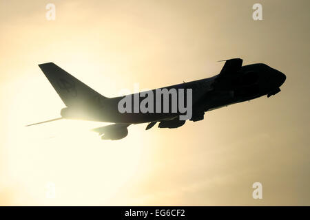 Air Cargo Atlanta Boeing 747-200 si arrampica lontano dalla pista 23R all'aeroporto di Manchester. Foto Stock