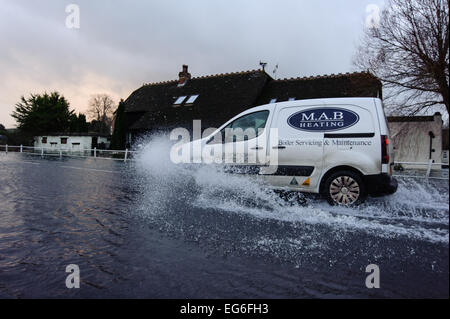 Car guida attraverso l'acqua di allagamento al Coombe Bisset vicino a Salisbury Foto Stock