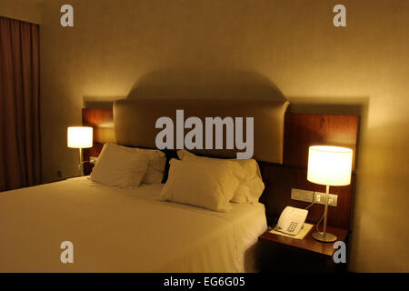 Camera con letto king size e 4 cuscini Foto Stock