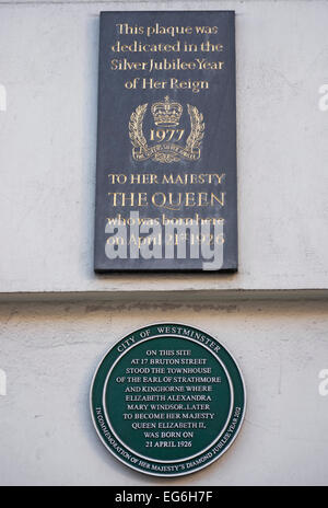 Le placche che segna il luogo di nascita a bruton Street, Londra, del monarca britannico Queen Elizabeth II Foto Stock