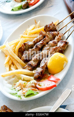 Di carne con patate e verdure su un grande piatto Foto Stock