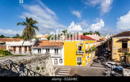 Vista elevata di una strada fiancheggiata da case coloniali spagnole tra Playa de la Artilleria e Playa del Triunfo, Cartagena de Indias, Colombia. Foto Stock