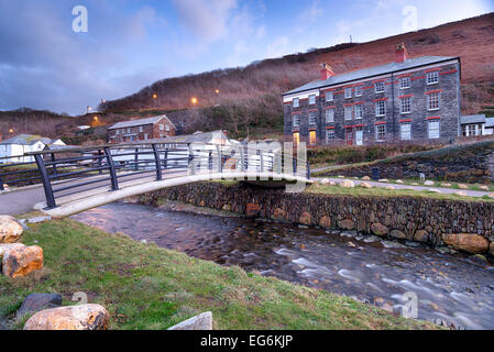 Tramonto su Boscastle un piccolo villaggio di pescatori sulla costa nord della Cornovaglia Foto Stock