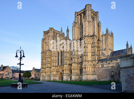 Torri gemelle della facciata ovest della Cattedrale di Wells Foto Stock