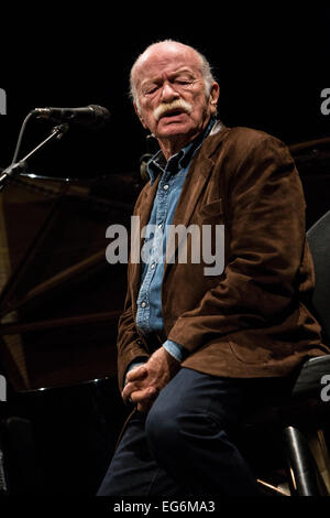 Cambiano d'Agogna Novara Italia. 17 febbraio 2015. L'italiano il cantautore Gino Paoli con il pianista Danilo Rea suona dal vivo presso il club della musica fenomeno durante il 'Due venite a noi....Tour' Credito: Rodolfo Sassano/Alamy Live News Foto Stock