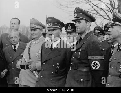 Adolf Hitler, fiancheggiata da Hermann Goering, e Albert Speer. Speer era ministro degli armamenti e la produzione bellica. Il suo 'Org. Tolt' Foto Stock