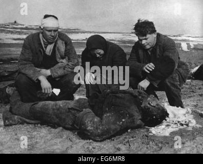 Conseguenze di un massacro tedesco dei soviet (russi) nella penisola di Kerch, Crimea. La famiglia Polyarush inginocchiati accanto al corpo Foto Stock