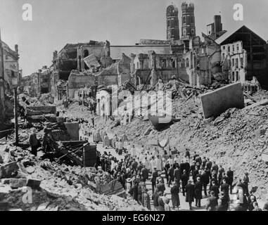 Festa del Corpus Domini processione religiosa nelle rovine di Monaco di Baviera, Germania. 1945 Durante la guerra mondiale 2. (BSLOC 2014 8 89) Foto Stock